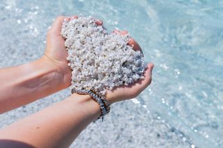Turistka vrátila na Sardinii 40 kilo písku, který si její rodina odvezla před 50 lety - Novinky